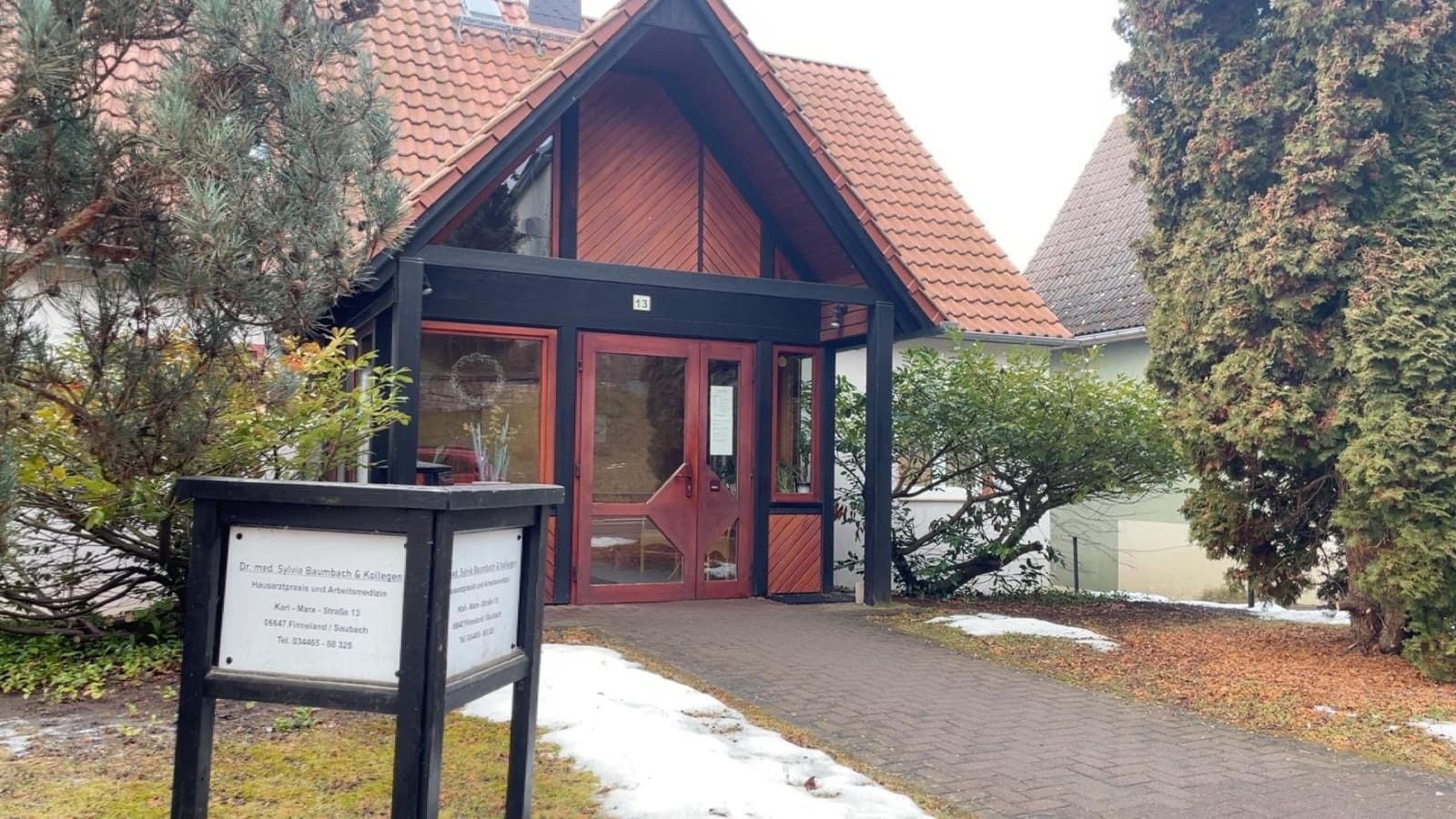 Eingangsbereich der Arztpraxis Dr. med. Sylvia Baumbach in Saubach